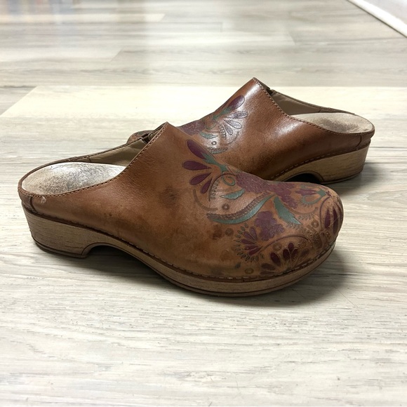 Dansko Clogs Mules Brenda Tan Leather Floral Laser Etched Boho Comfort Sz 38/7.5 - Picture 8 of 14